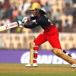 WPL मैच में दिल्ली कैपिटल्स के खिलाफ आक्रामक शॉट खेलतीं रॉयल चैलेंजर्स बेंगलुरु की स्मृति मंधाना।