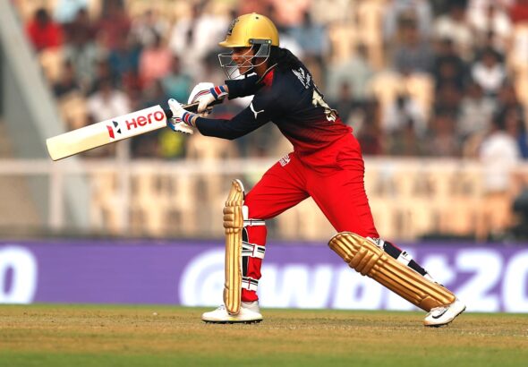 WPL मैच में दिल्ली कैपिटल्स के खिलाफ आक्रामक शॉट खेलतीं रॉयल चैलेंजर्स बेंगलुरु की स्मृति मंधाना।