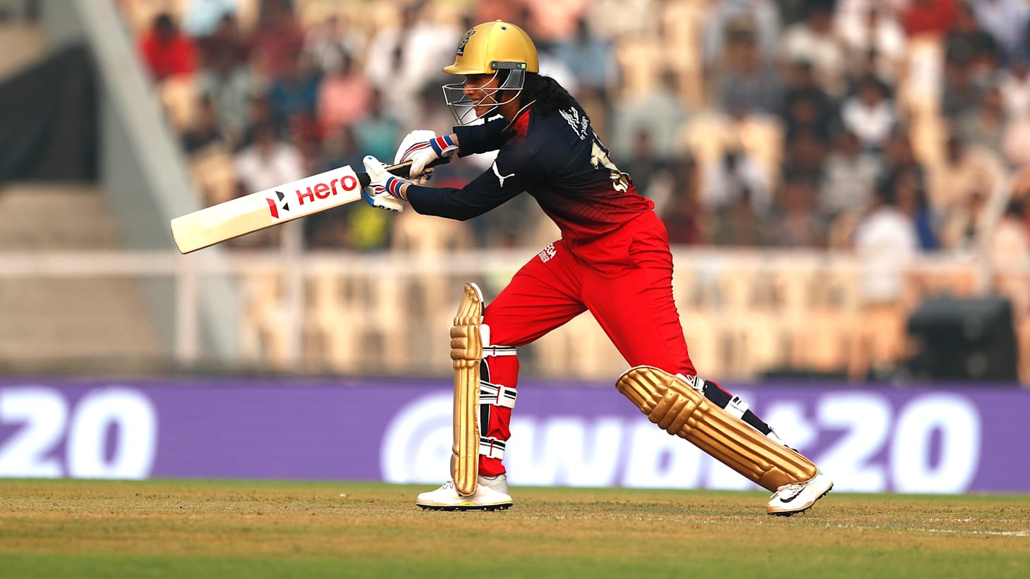 WPL मैच में दिल्ली कैपिटल्स के खिलाफ आक्रामक शॉट खेलतीं रॉयल चैलेंजर्स बेंगलुरु की स्मृति मंधाना।